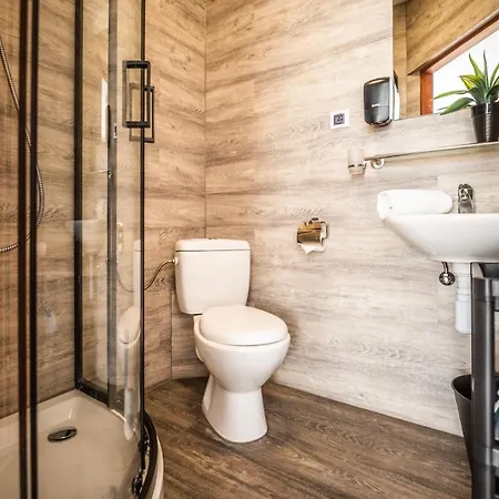 Pensjonat Malwa Z Basenem Проживание в семье